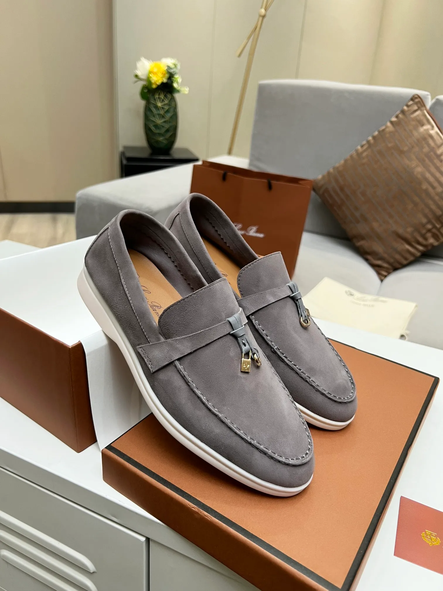 👟👟Ex-factory price 480👟👟 【Loro Piana】Italian top cashmere is fashionable and classic, and the leather is also practical and still of the highest quality on the Internet. Developed from the original board, the upper is made of Yangjing silk and is smooth. Leather lining, wear-resistant high-elastic beef tendon bottom. Size: 35-42, (men’s +10)
